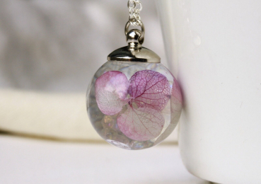 Kette Blüten Hortensie mit Perlen wie Seifenblasen Regenbogenfarben mit gepressten Blumen romantisches Geschenk für sie Frau Freundin Mutter